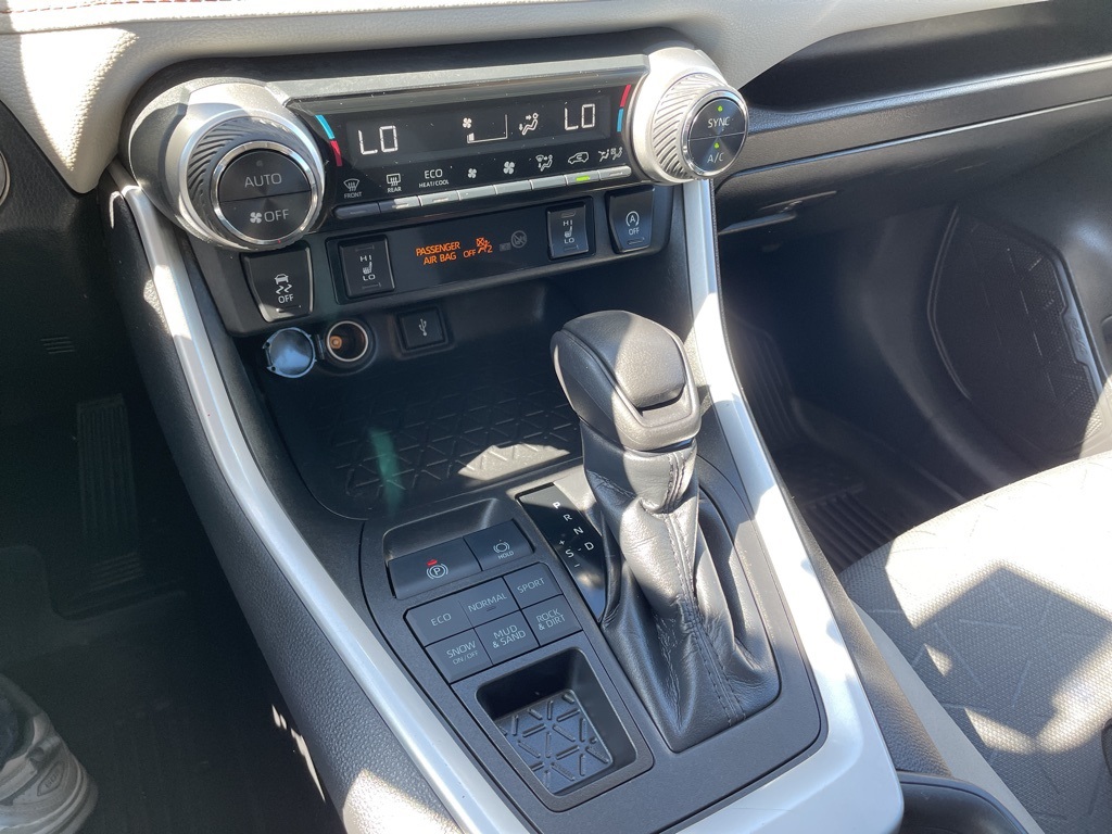 2022 Toyota RAV4 XLE photo 5
