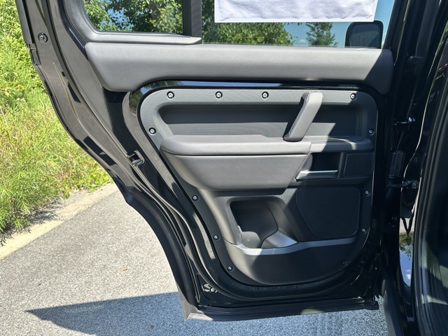 2025 Land Rover Defender 130 X-Dynamic SE photo 15