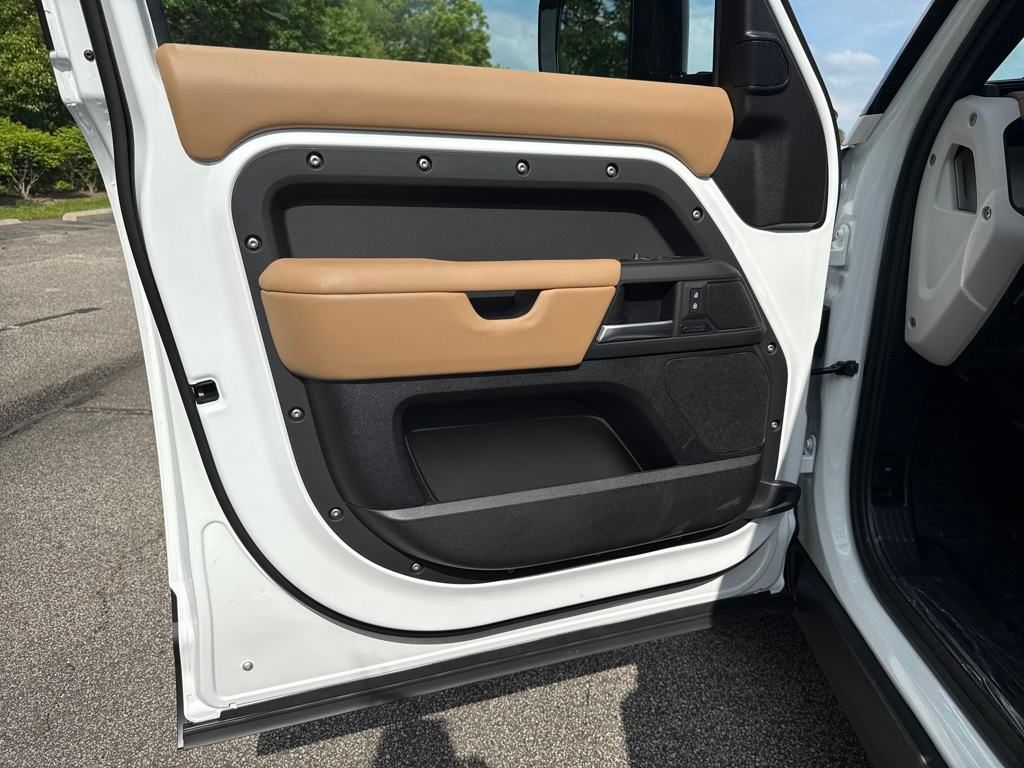 2025 Land Rover Defender 130 X-Dynamic SE photo 12
