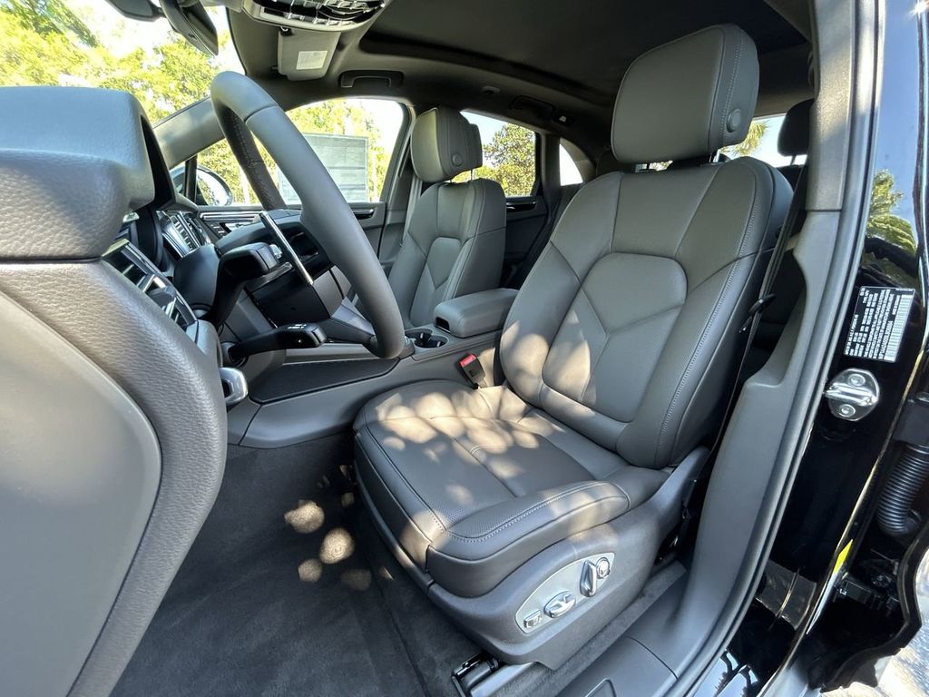 2025 Porsche Macan Base photo 15