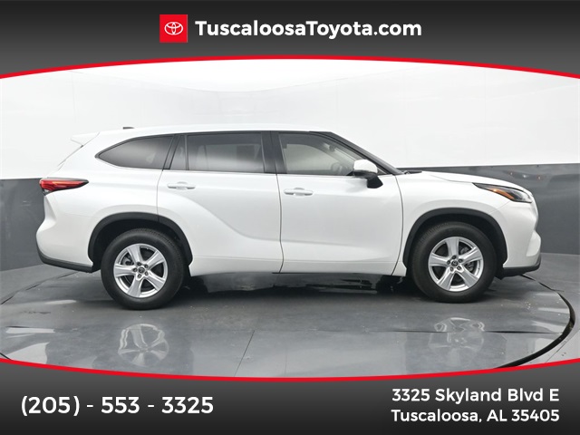 2022 Toyota Highlander LE's photo