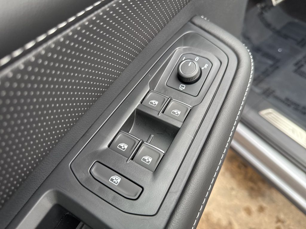 2025 Volkswagen Atlas Cross Sport SEL Premium R-Line photo 9