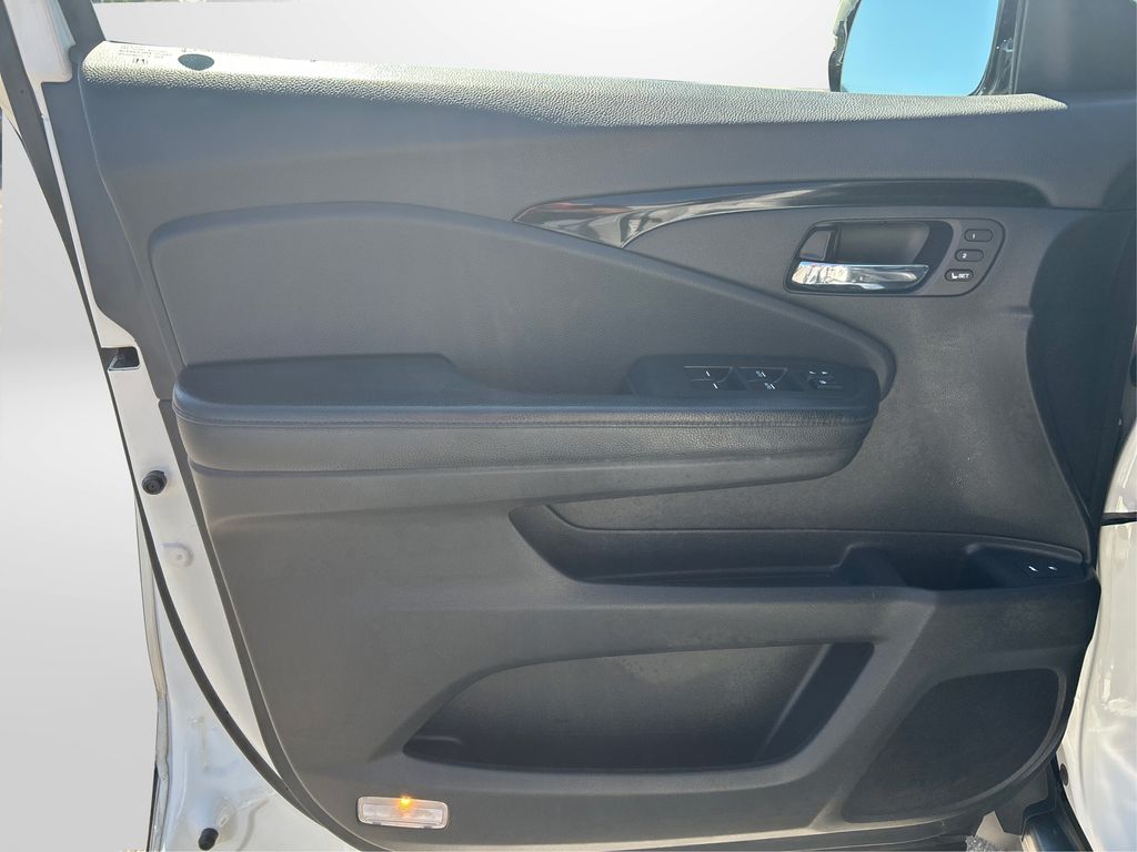 2017 Honda Pilot Elite photo 18