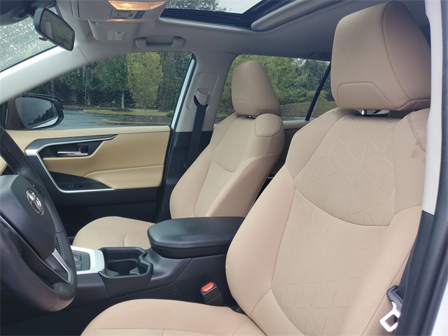 2020 Toyota RAV4 Hybrid XLE photo 14