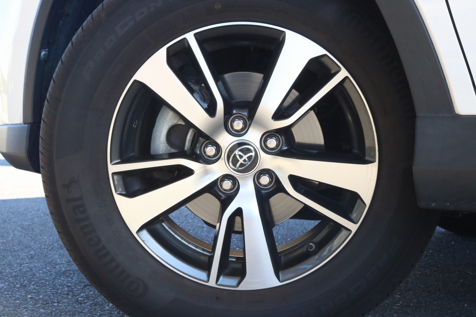 2017 Toyota RAV4 XLE photo 4