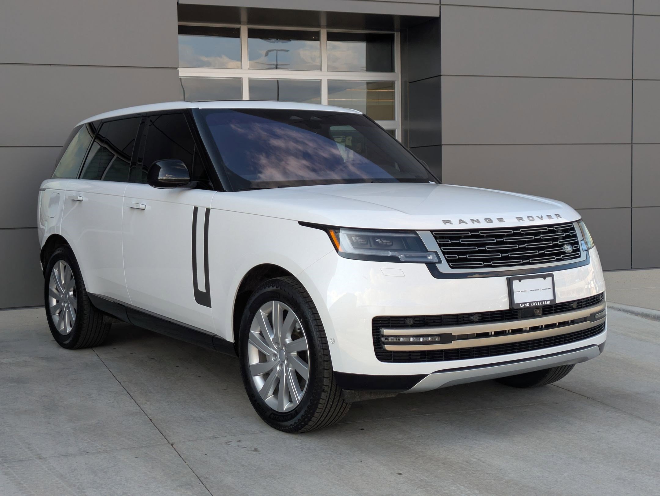 2023 Land Rover Range Rover SE photo 3
