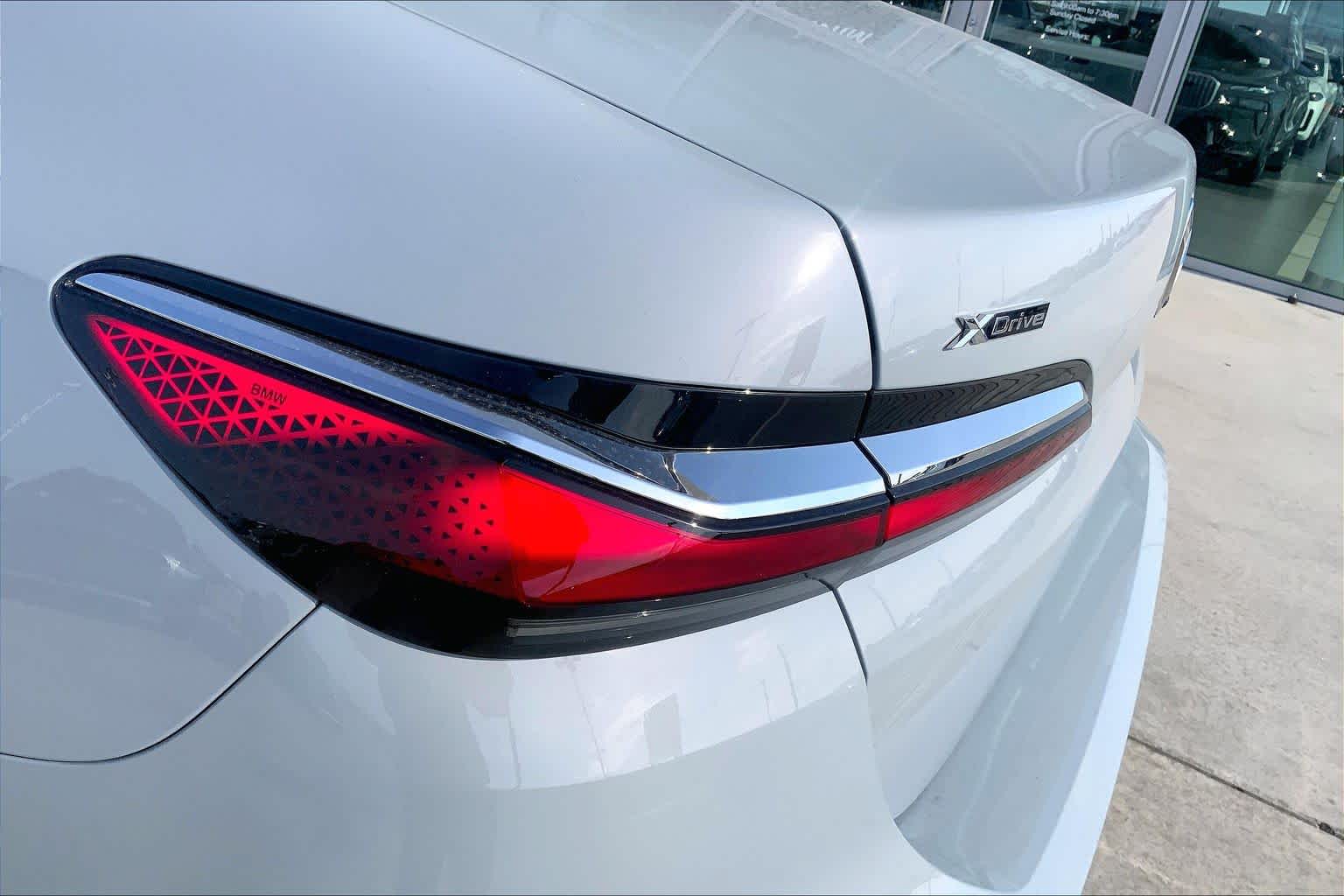 2025 BMW 7 Series 750e - Photo 28