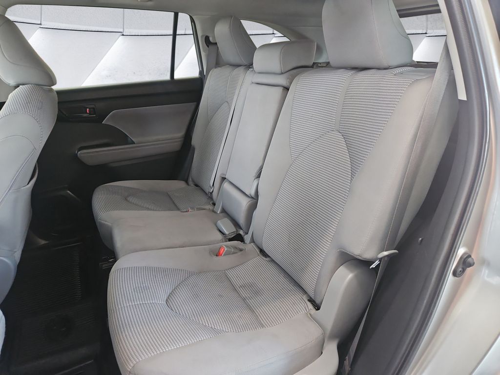 2021 Toyota Highlander LE photo 18