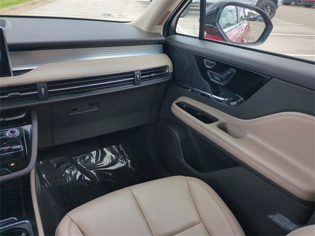 2022 Lincoln Corsair Standard photo 16