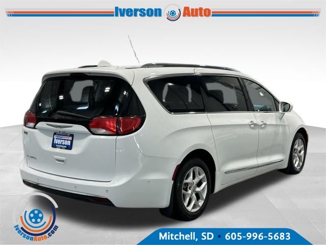 2017 Chrysler Pacifica Touring Plus photo 7