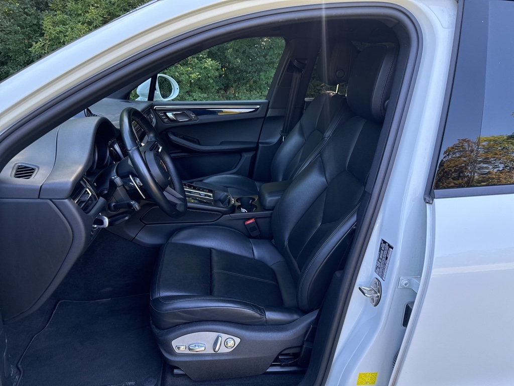 2023 Porsche Macan Base photo 13