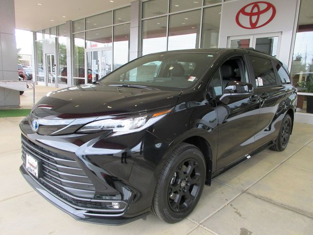 2025 Toyota Sienna Woodland Edition photo 4