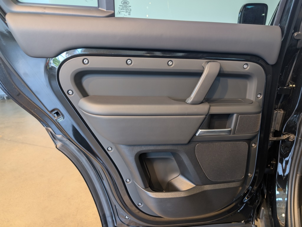 2025 Land Rover Defender 130 X-Dynamic SE photo 22