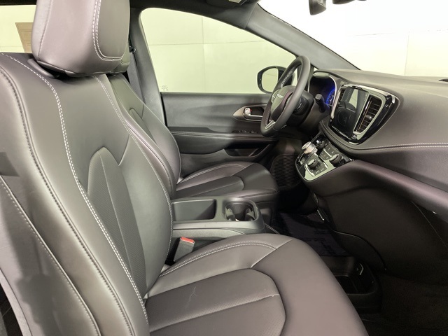 2025 Chrysler Pacifica photo 12