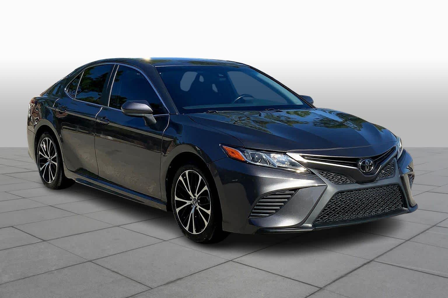 2018 Toyota Camry SE photo 2
