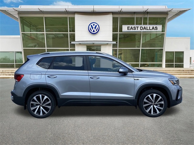 2024 Volkswagen Taos SE photo 2