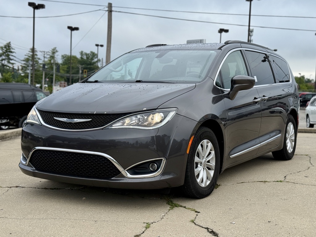 2017 Chrysler Pacifica Touring L photo 2