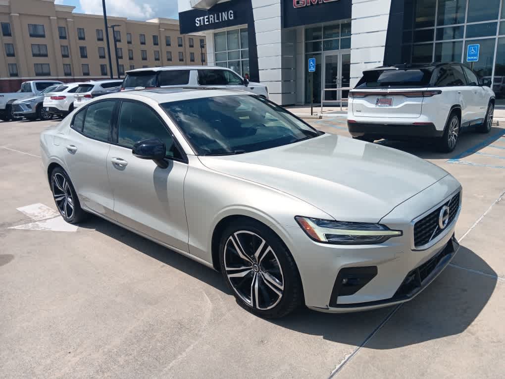 2020 Volvo S60 R-Design photo 4