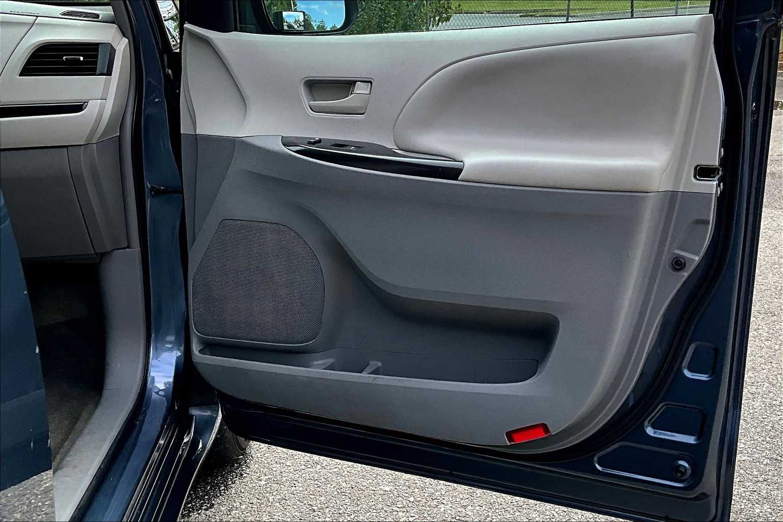 2014 Toyota Sienna LE photo 21
