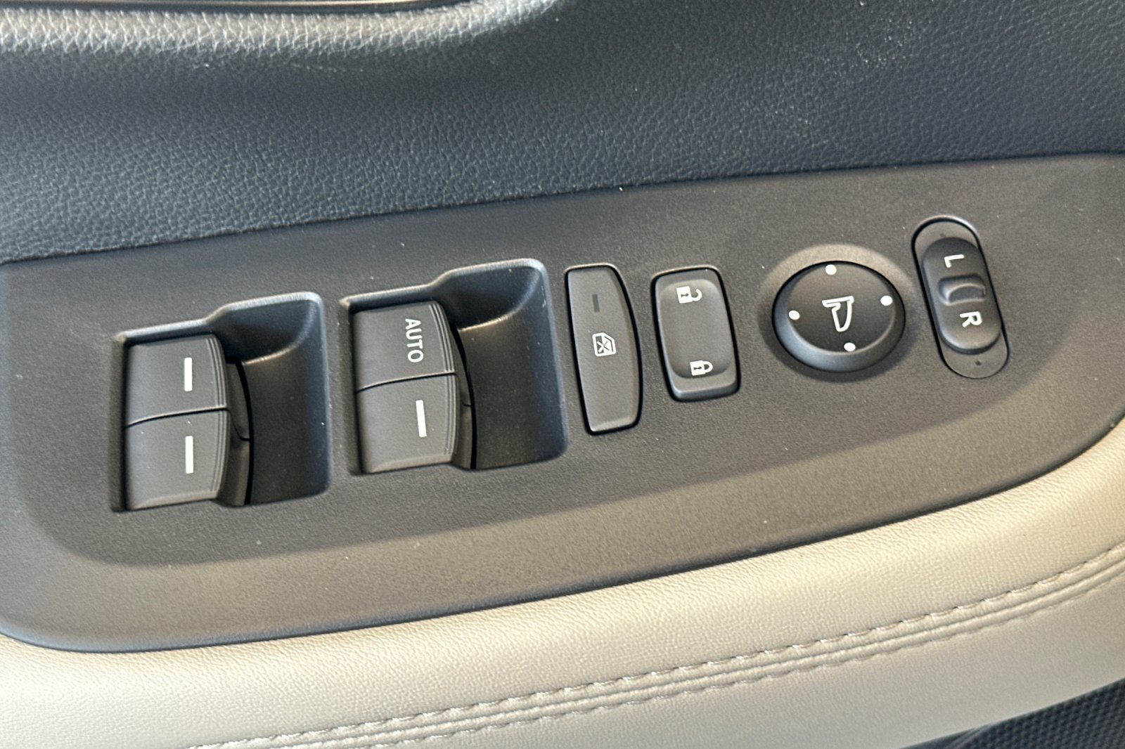 2026 Honda HR-V LX photo 11