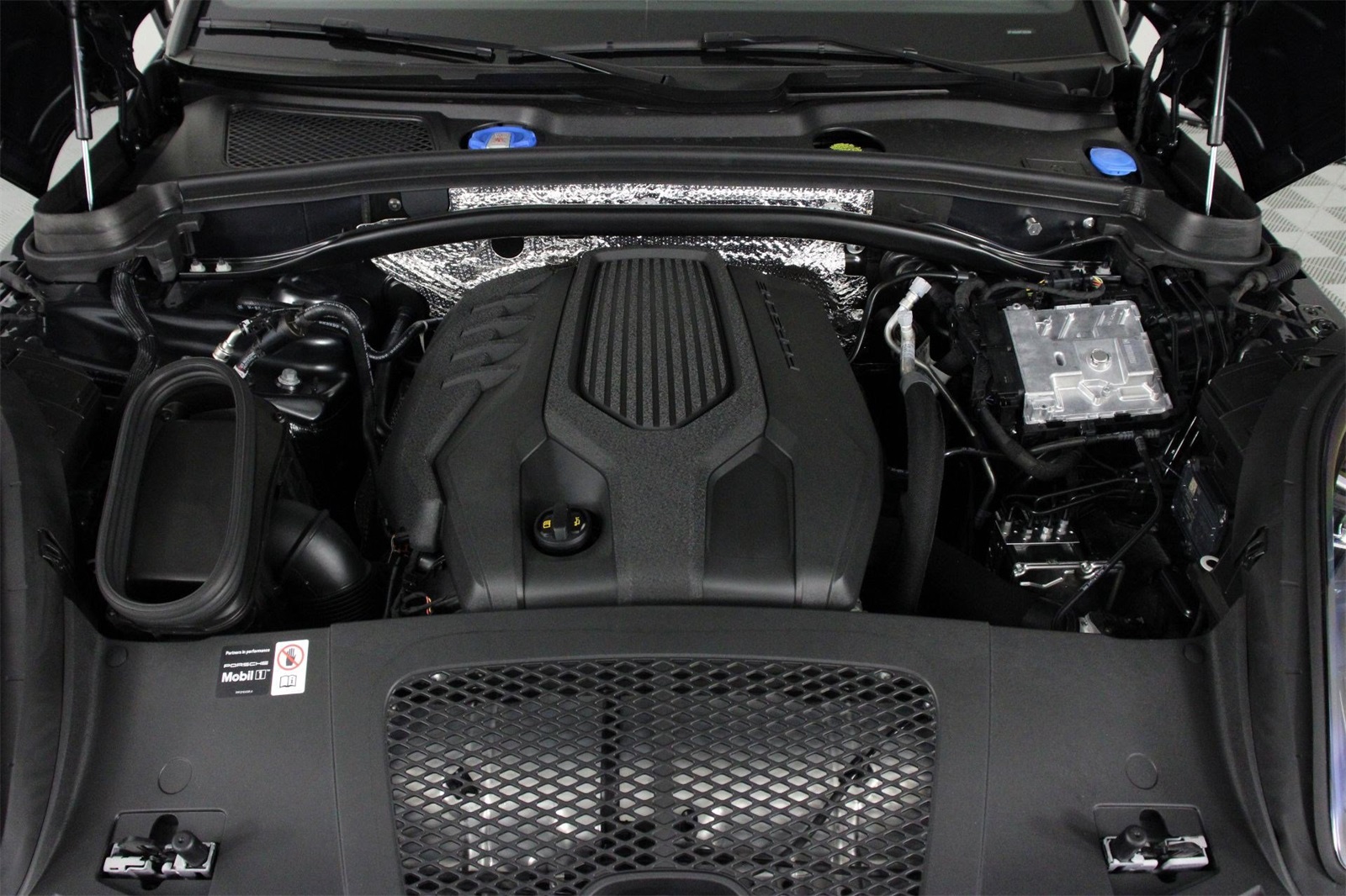 2026 Porsche Macan T photo 18