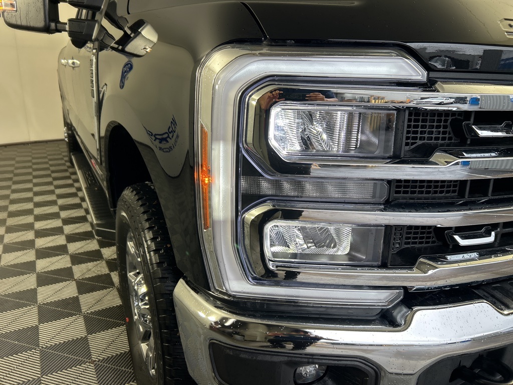 2025 Ford F-350 Lariat photo 3