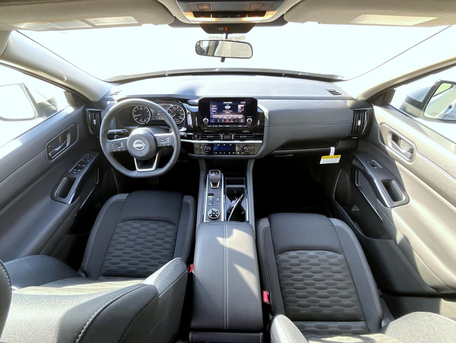 2025 Nissan Pathfinder SV photo 14
