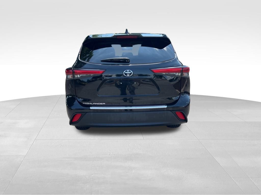 2023 Toyota Highlander L photo 4