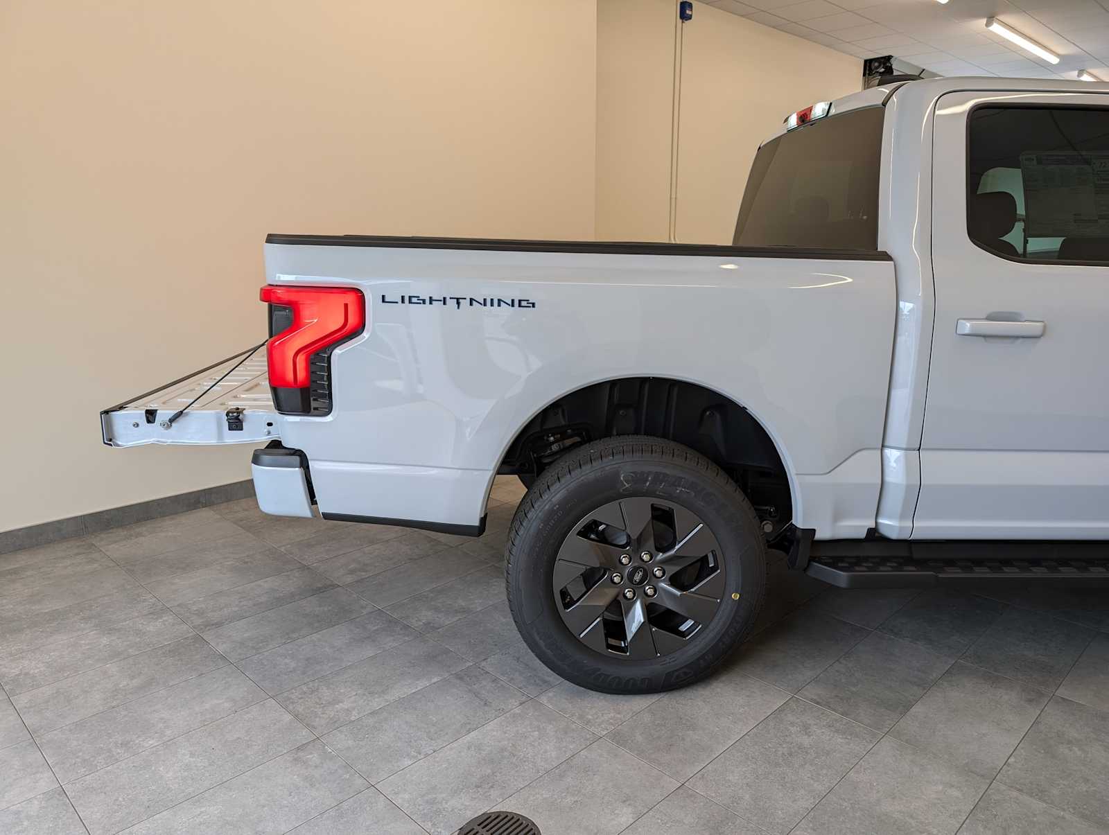 2025 Ford F-150 Lightning photo 5