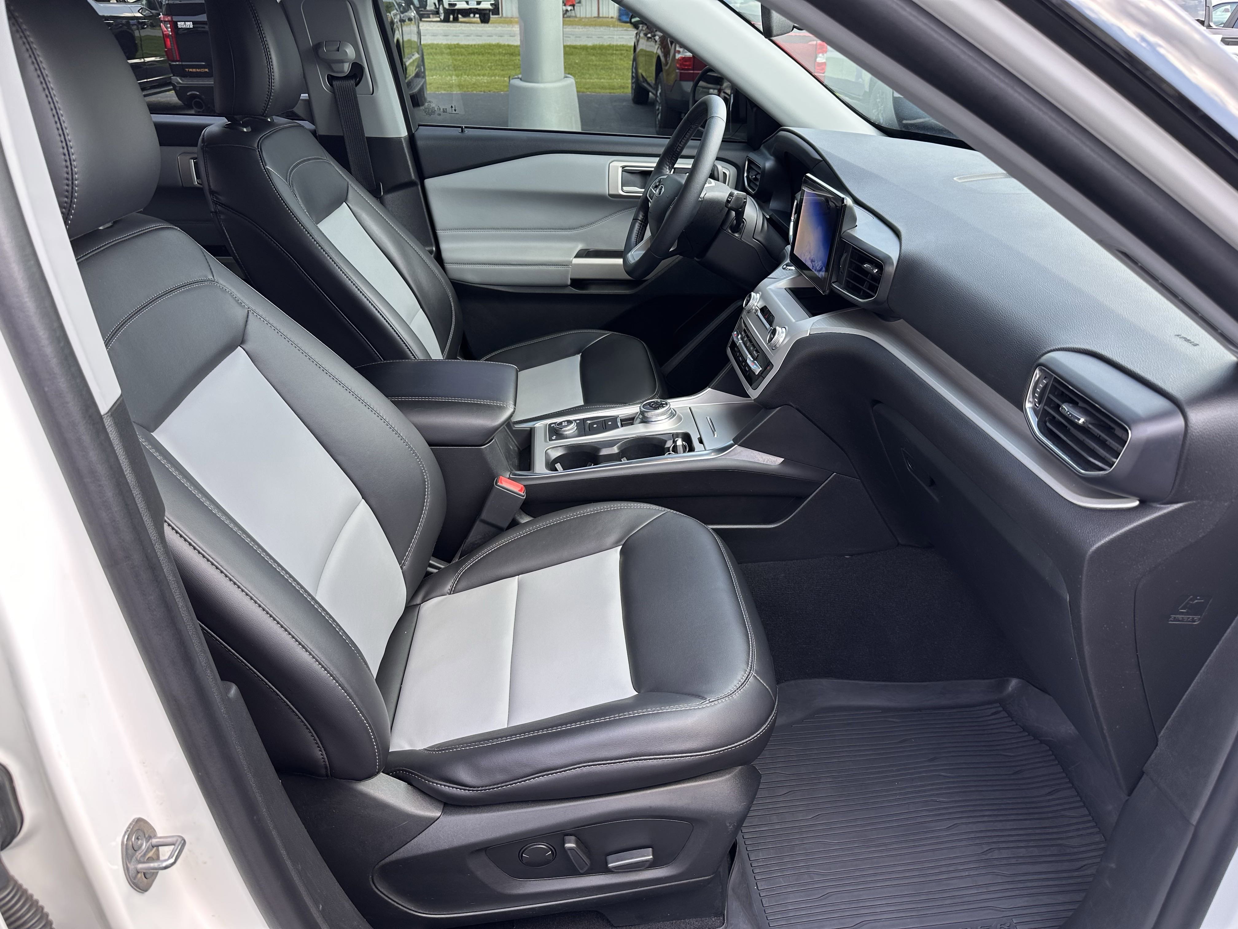 2023 Ford Explorer XLT photo 6
