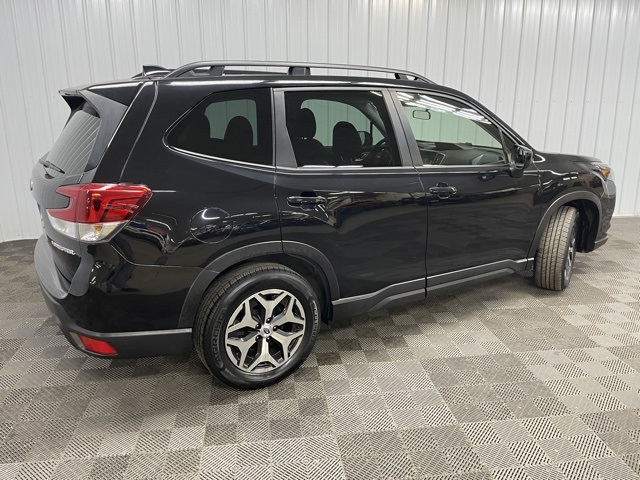 2023 Subaru Forester Premium photo 3