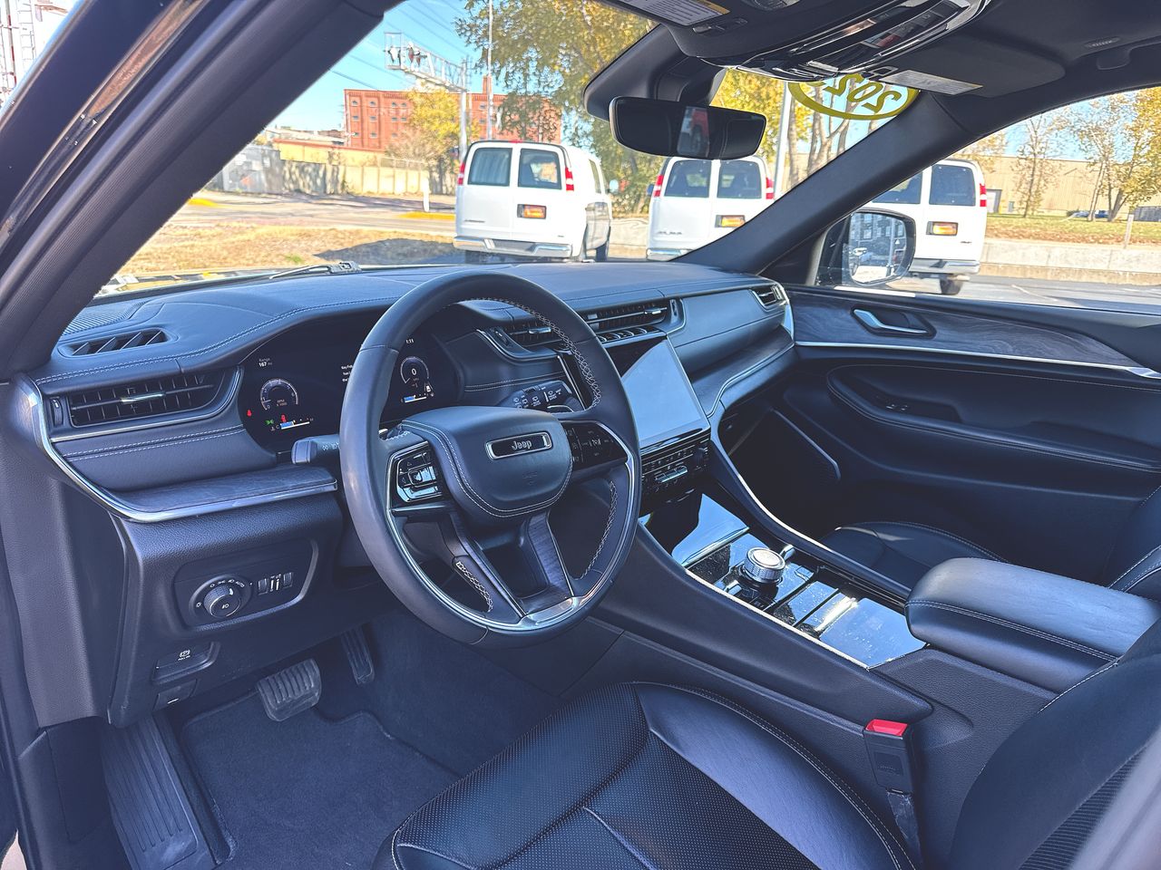 2023 Jeep Grand Cherokee Overland photo 2