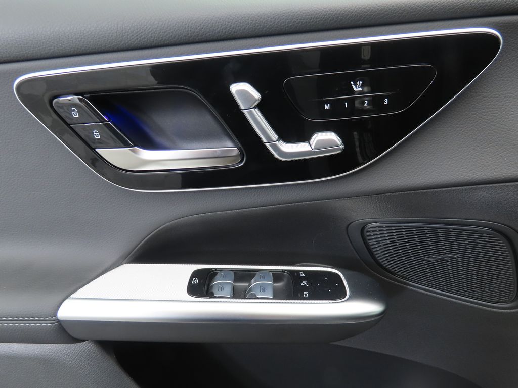 2025 Mercedes Benz GLC 300 photo 21