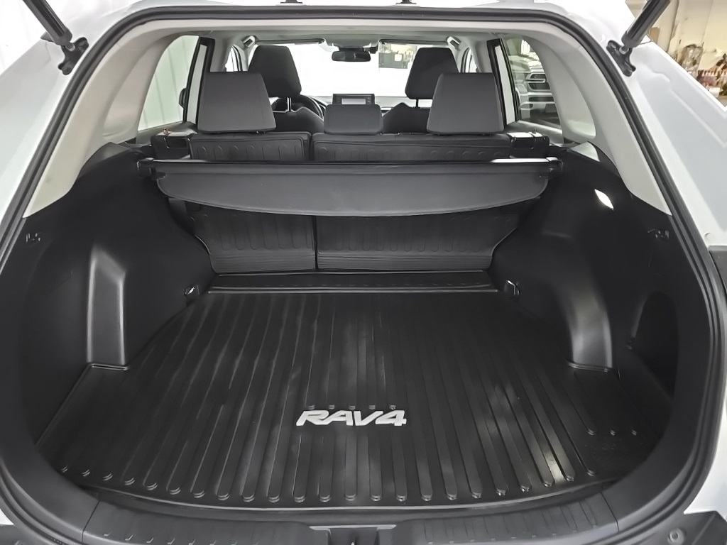 2022 Toyota RAV4 XLE photo 12