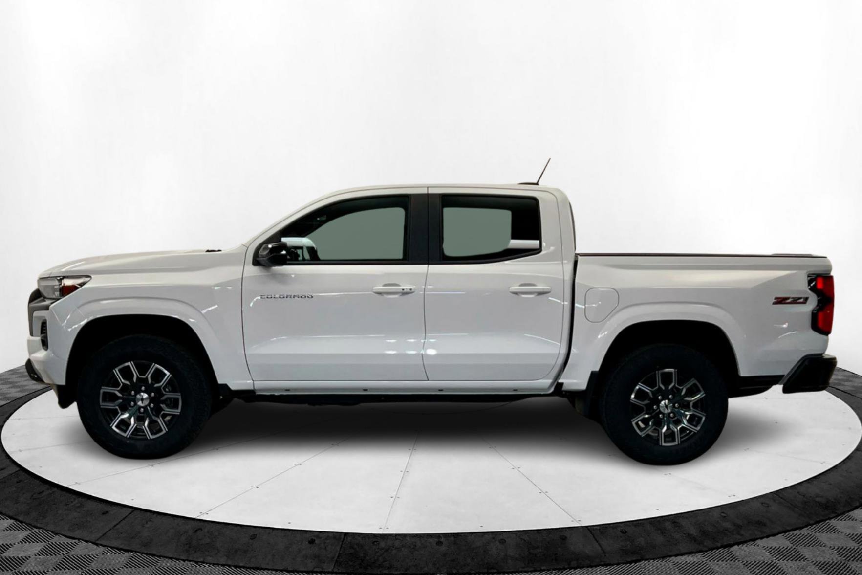 2025 Chevrolet Colorado Z71 photo 2