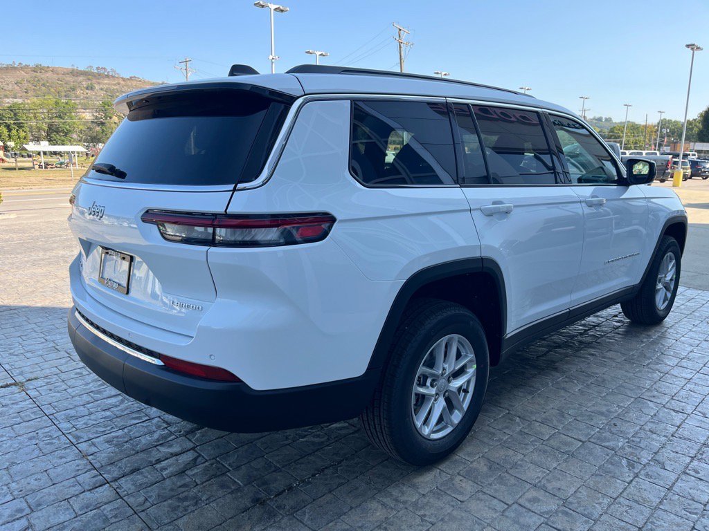 2025 Jeep Grand Cherokee Laredo Altitude photo 3