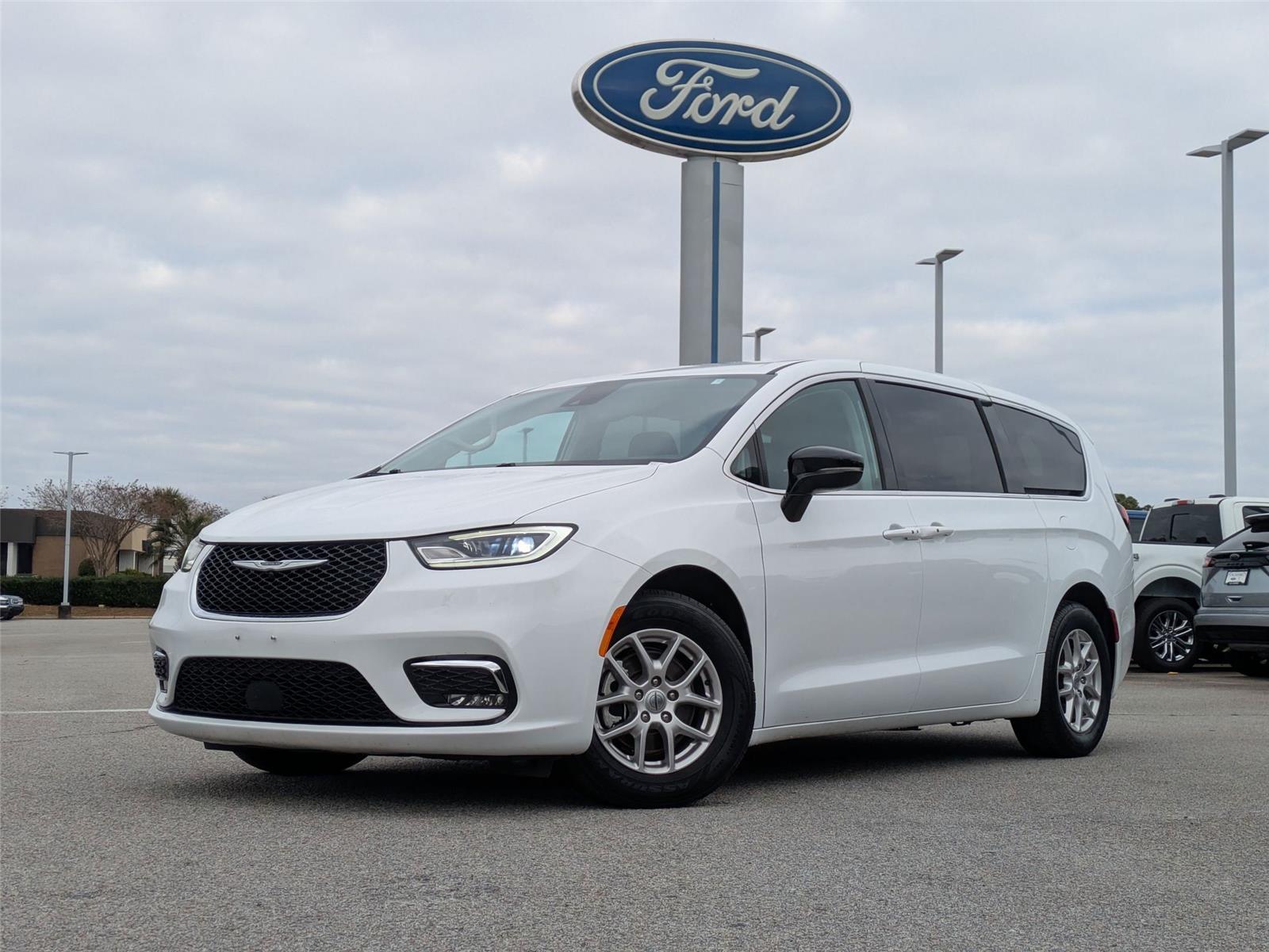 2024 Chrysler Pacifica Touring L's photo