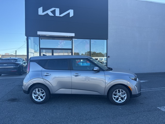 2025 Kia Soul LX S photo 2