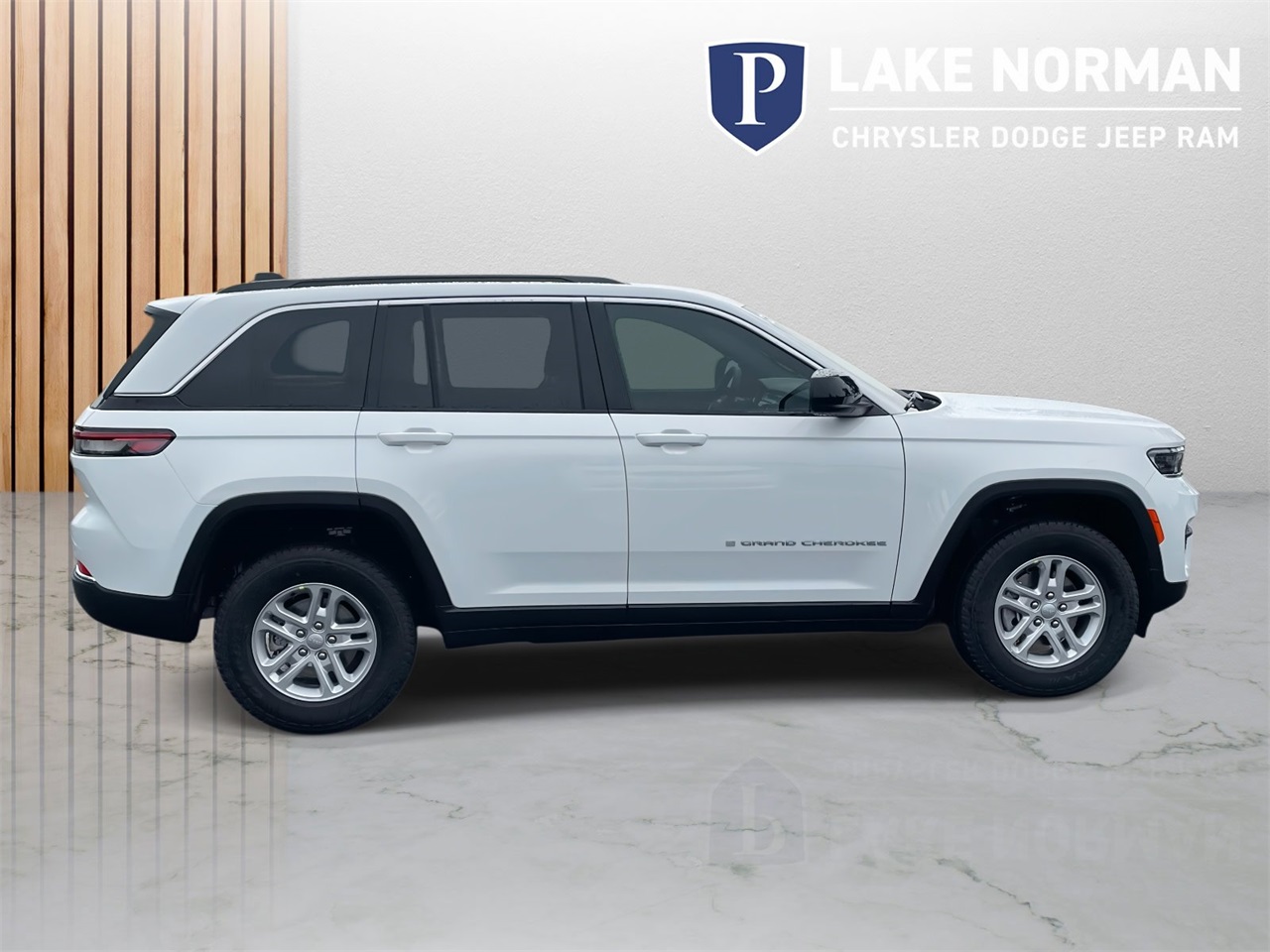 2025 Jeep Grand Cherokee Laredo photo 2