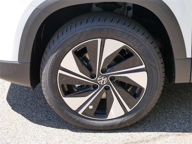 2025 Volkswagen Taos SE photo 2