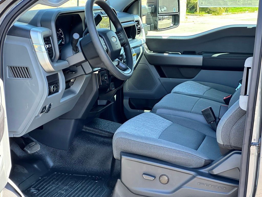 2025 Ford F-550 XLT photo 7