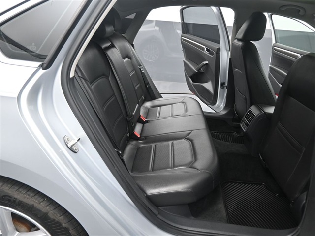 2018 Volkswagen Passat 2.0T SE photo 2