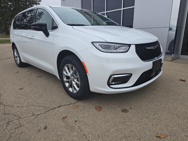 2026 Chrysler Pacifica Select's photo