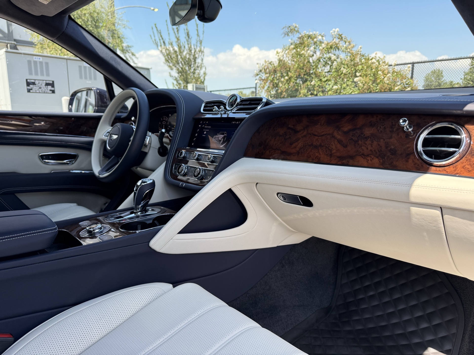 2024 Bentley Bentayga V8 photo 23