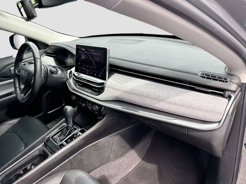 2022 Jeep Compass Latitude Lux photo 13
