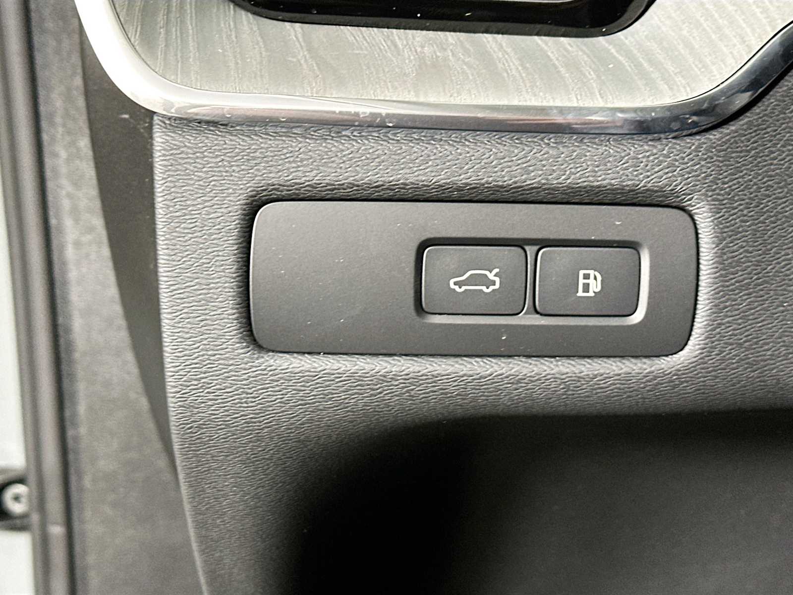 2025 Volvo XC60 T8 Plus photo 9