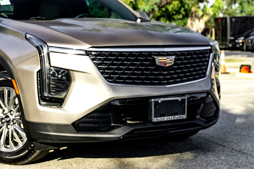 2025 Cadillac XT4 Premium Luxury photo 3