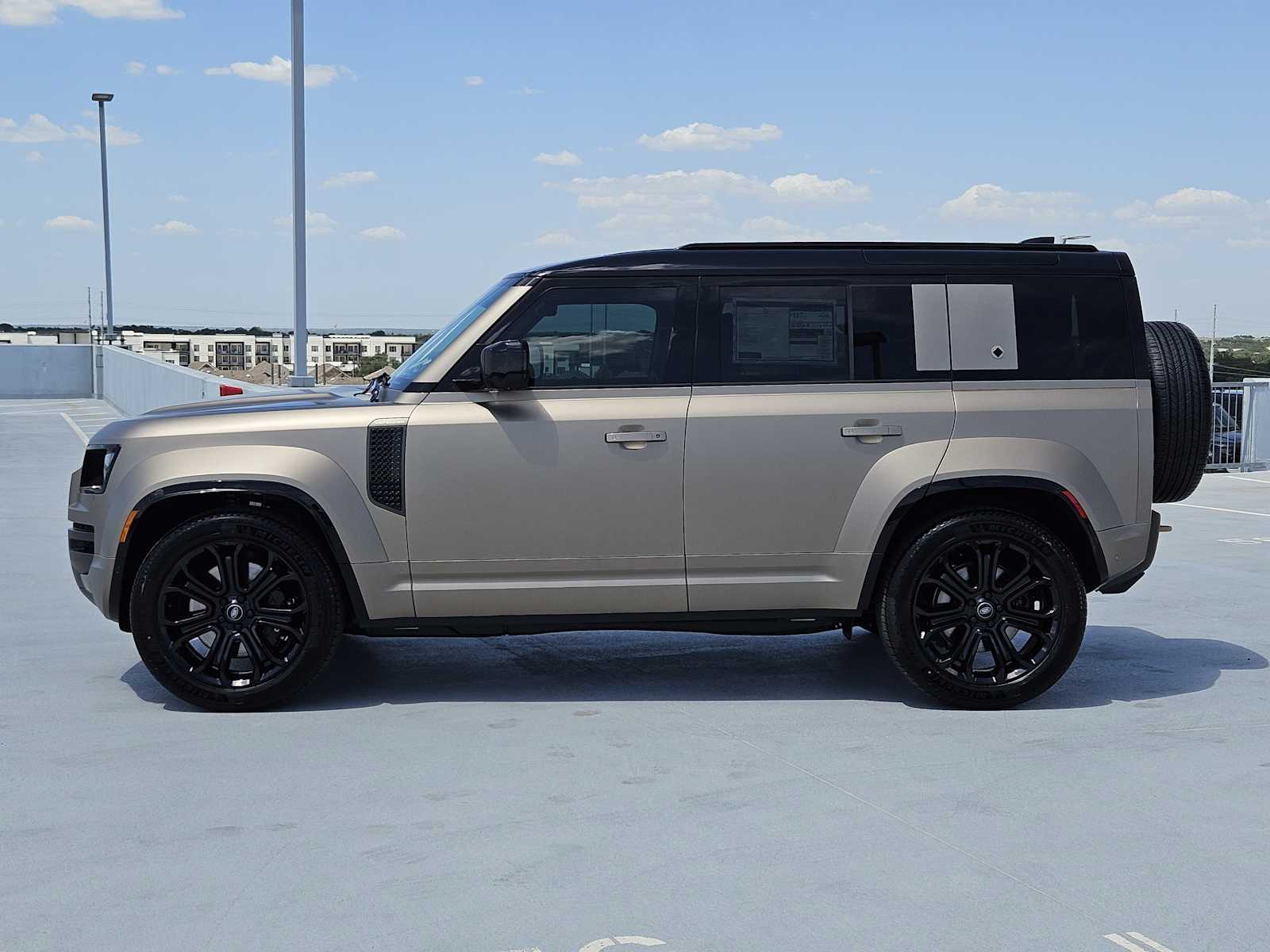 2025 Land Rover Defender 110 photo 4