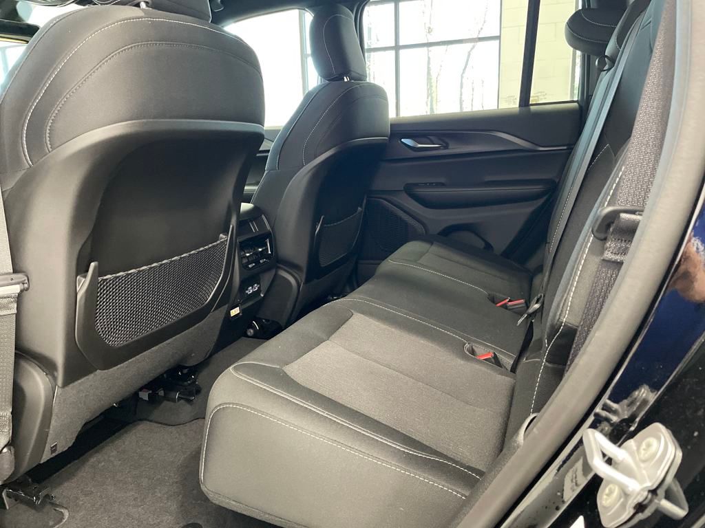 2025 Jeep Grand Cherokee Laredo photo 17