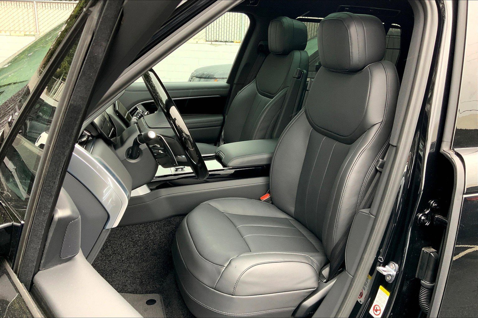 2025 Land Rover Range Rover SE photo 4